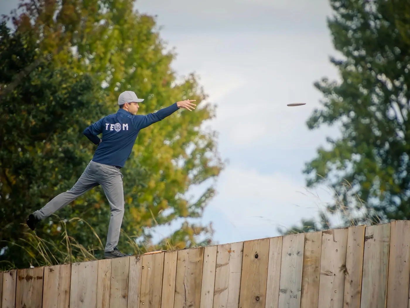 Andrew Leyland putting from an elevated tee at the 2021 Canadian Disc Golf Nationals