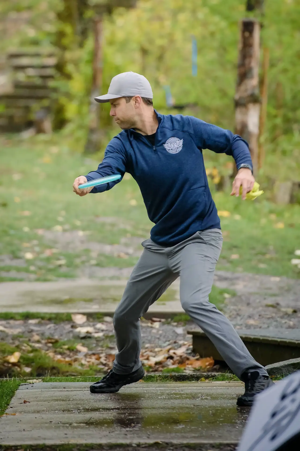 Andrew Leyland, PDGA pro #68384, mid-forehand throw on a disc golf course